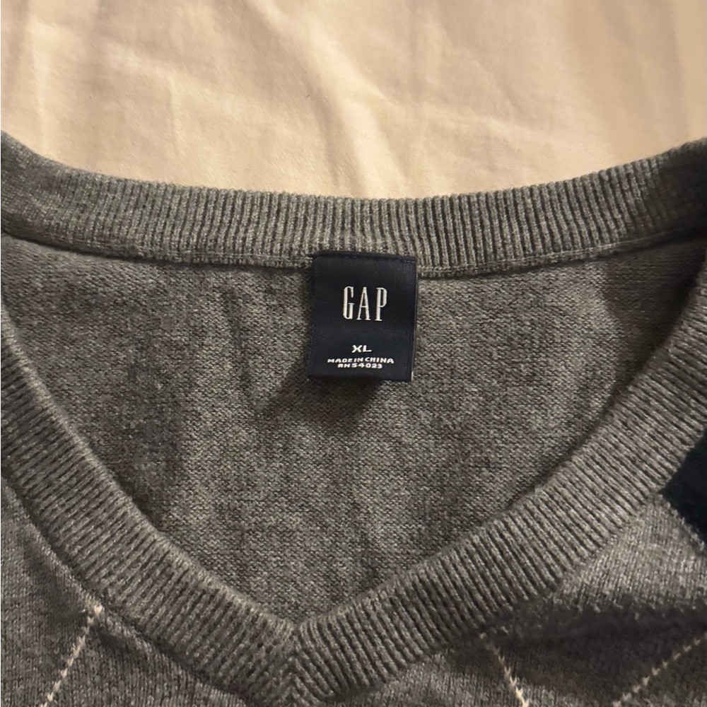 GAP Men's V-Neck Argyle Sweater Vest - Gray and Blue - Picture 4 of 6